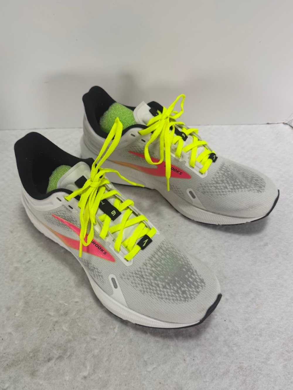 Brooks Launch 9 Womens 10 B Running Shoes White Pink Yellow NWOT